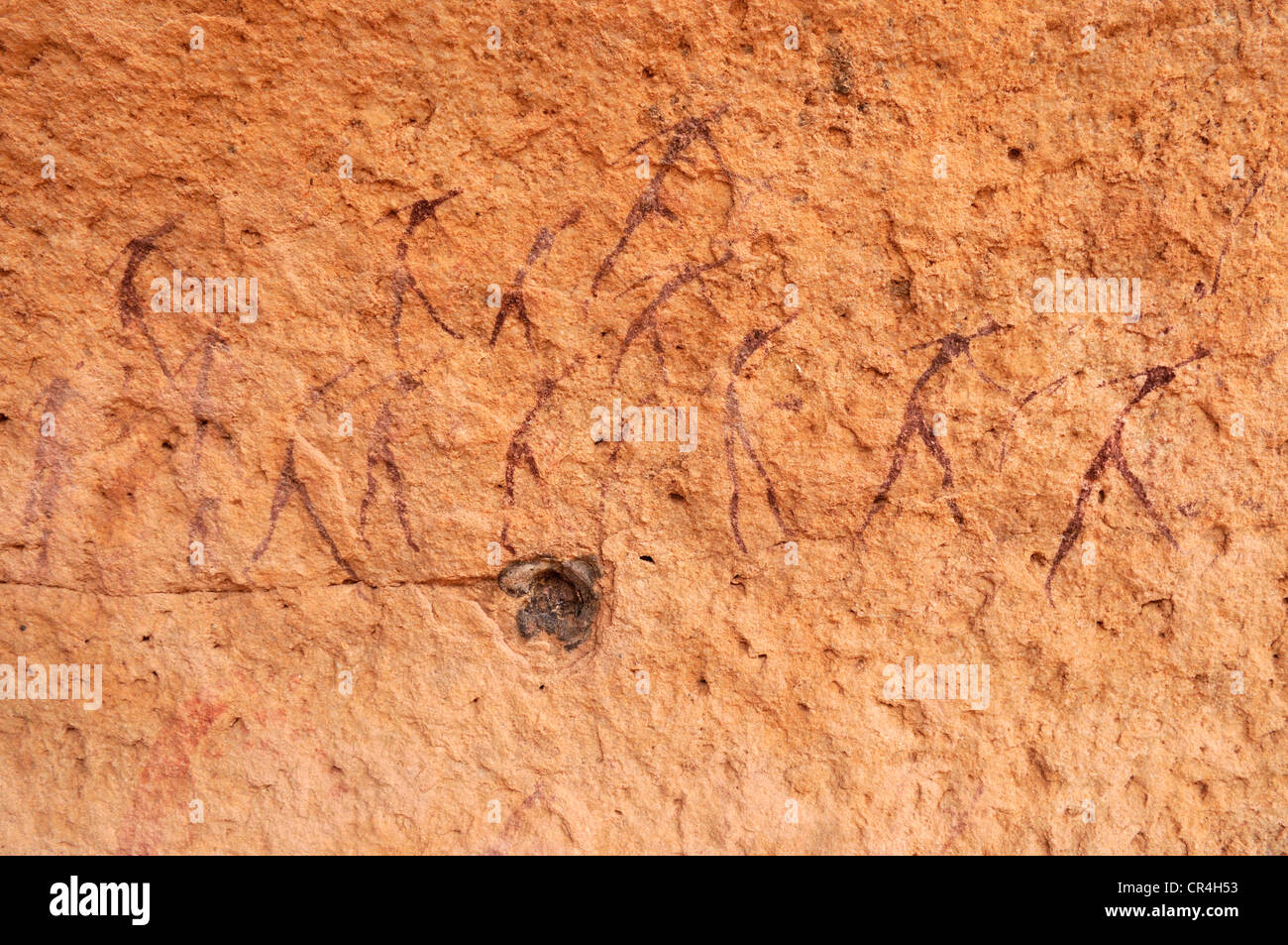 Peint d'un groupe de personnes, à Tin Meskis néolithique rockart, Adrar n'Ahnet, Algérie, Sahara, Afrique du Nord Banque D'Images