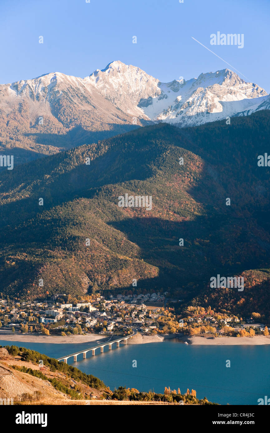 France, Hautes Alpes, Savines le Lac, le lac de Serre Poncon en automne  Photo Stock - Alamy