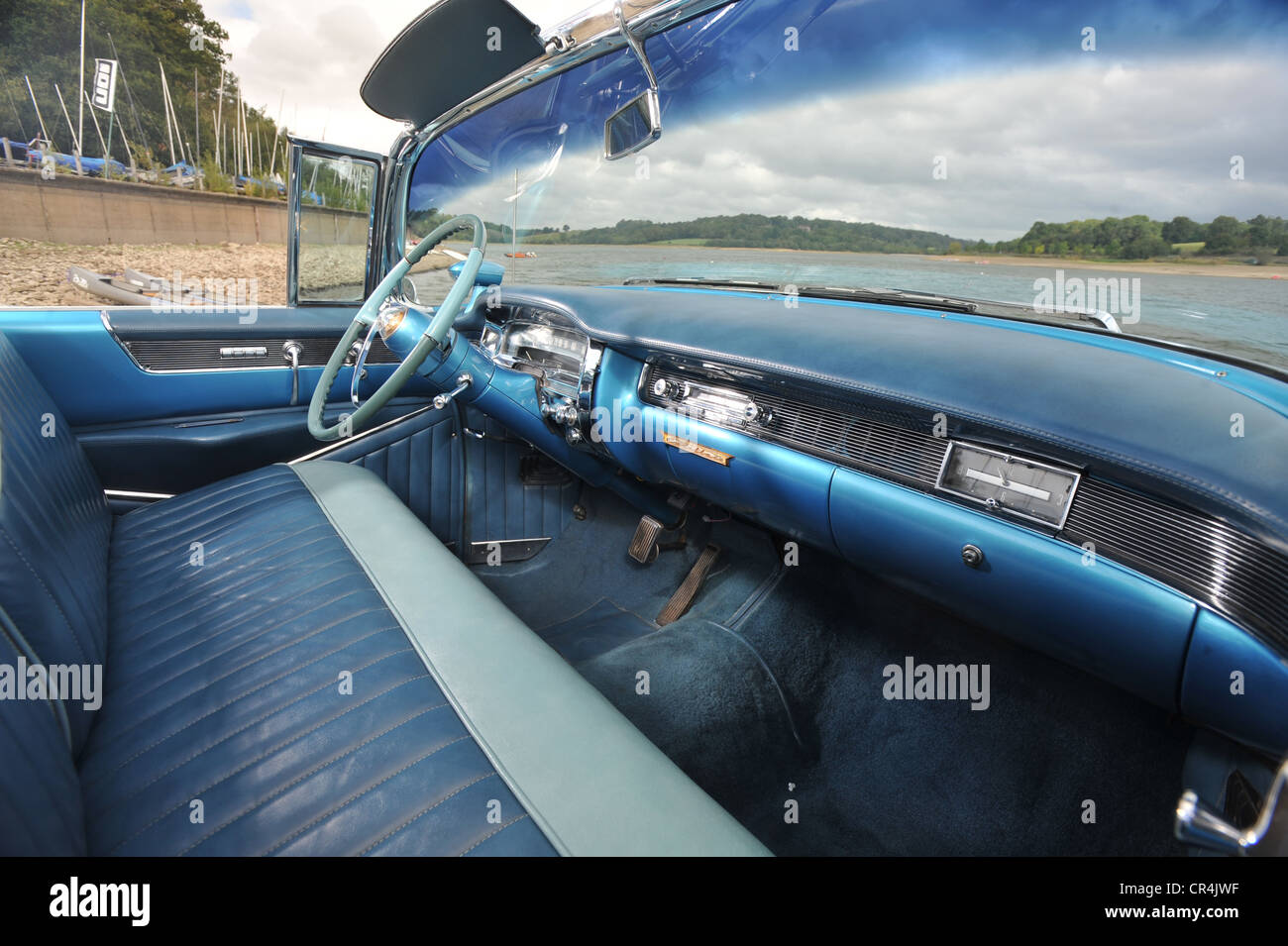 1954 Cadillac convertible voiture américaine classique large planche de  bord et de l'intérieur sièges avant banquette Photo Stock - Alamy