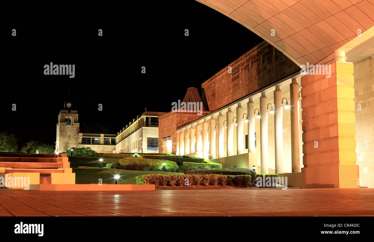 Cour centrale et la tour de l'horloge de nuit à l'université locale Banque D'Images