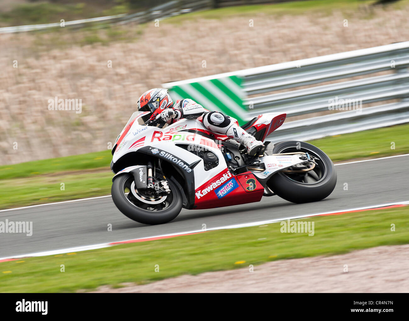 Moto de course dans le British Superbike BSB réunion de courses à Oulton Park Motor Racing Circuit Cheshire England UK Banque D'Images