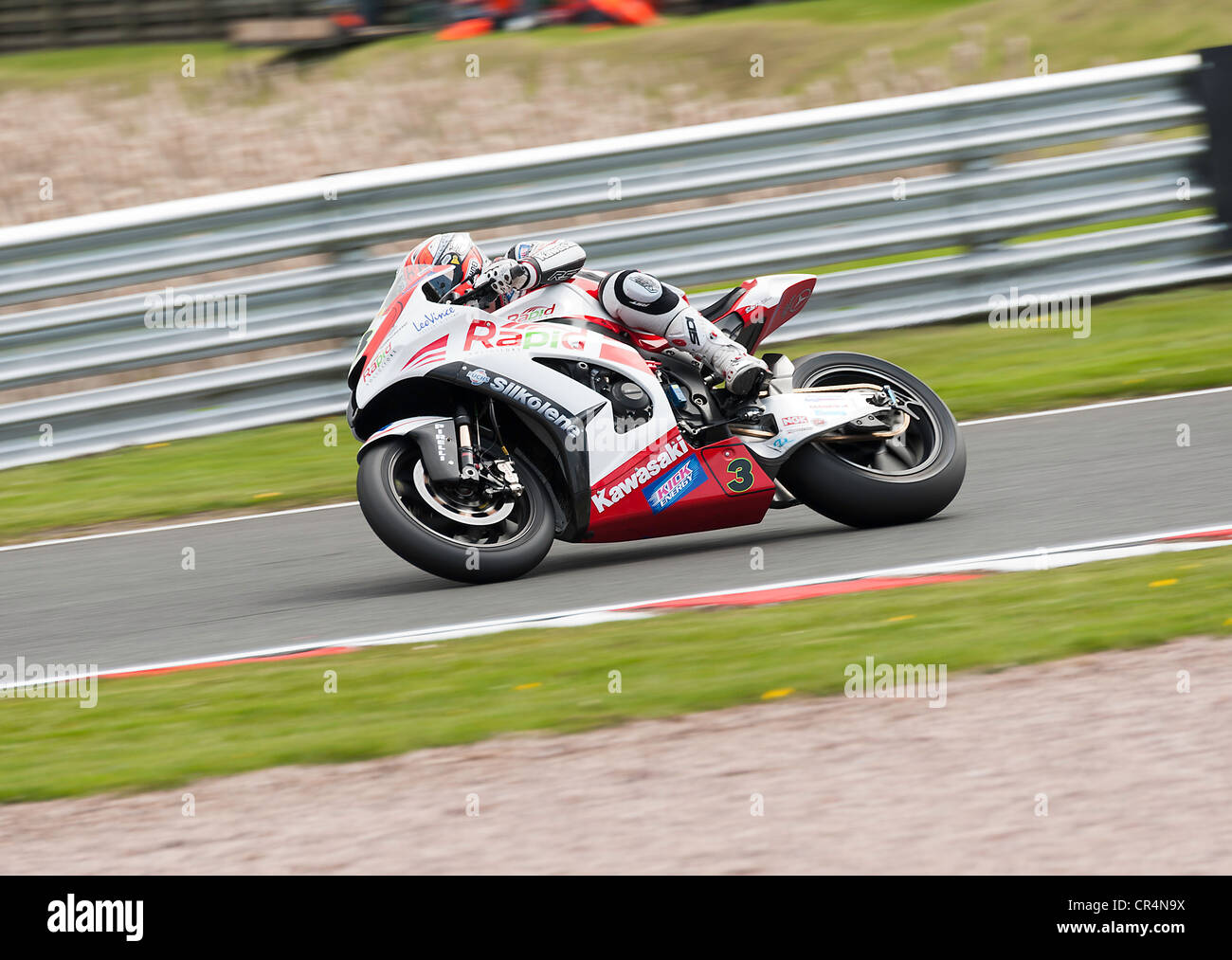 Moto de course dans le British Superbike BSB réunion de courses à Oulton Park Motor Racing Circuit Cheshire England UK Banque D'Images