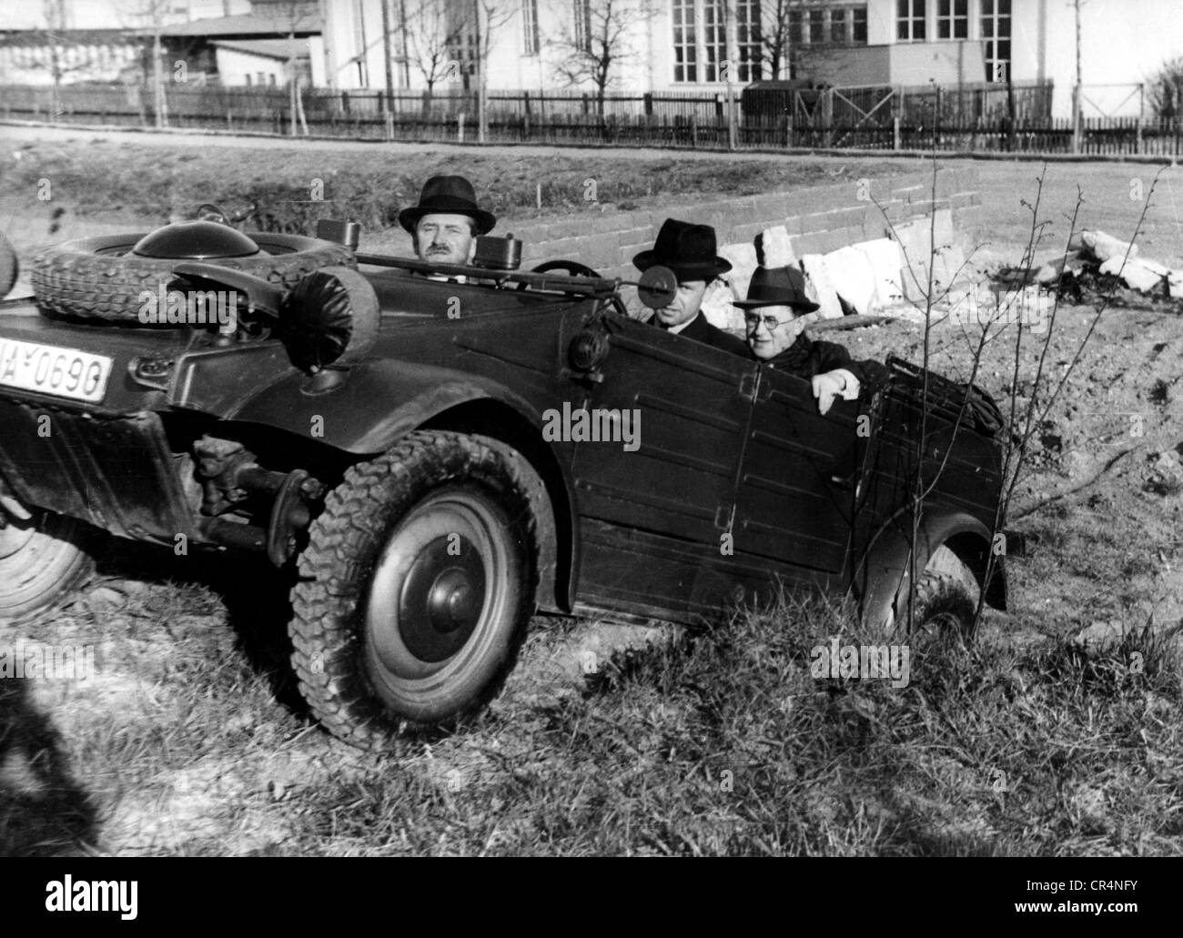 Porsche, Ferdinand, 3.9.1875 - 30.1.1951, homme d'affaires allemand, pendant la conduite d'essai de Volkswagen Kübelwagen, 1930, Banque D'Images