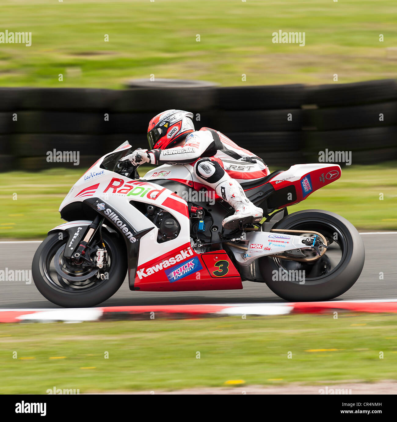 Moto de course dans le British Superbike BSB réunion de courses à Oulton Park Motor Racing Circuit Cheshire England UK Banque D'Images