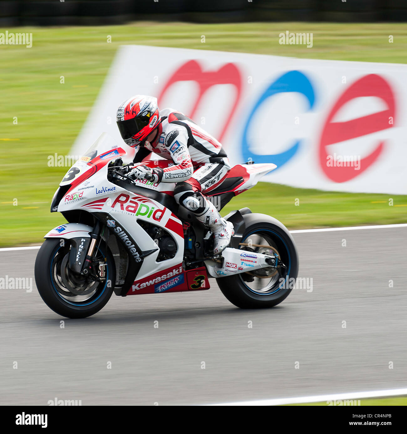 Moto de course dans le British Superbike BSB réunion de courses à Oulton Park Motor Racing Circuit Cheshire England UK Banque D'Images