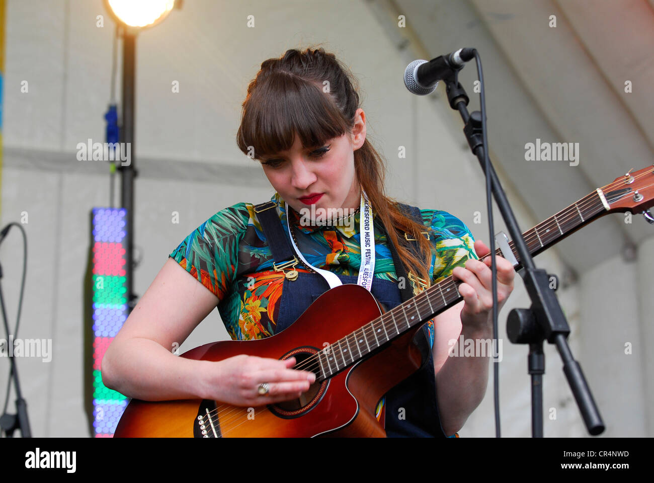 Membre du groupe de fille Aphrodite & l'alphabet au Festival de musique d'Alresford, Alresford, Hampshire, Royaume-Uni. 9 juin 2012. Banque D'Images