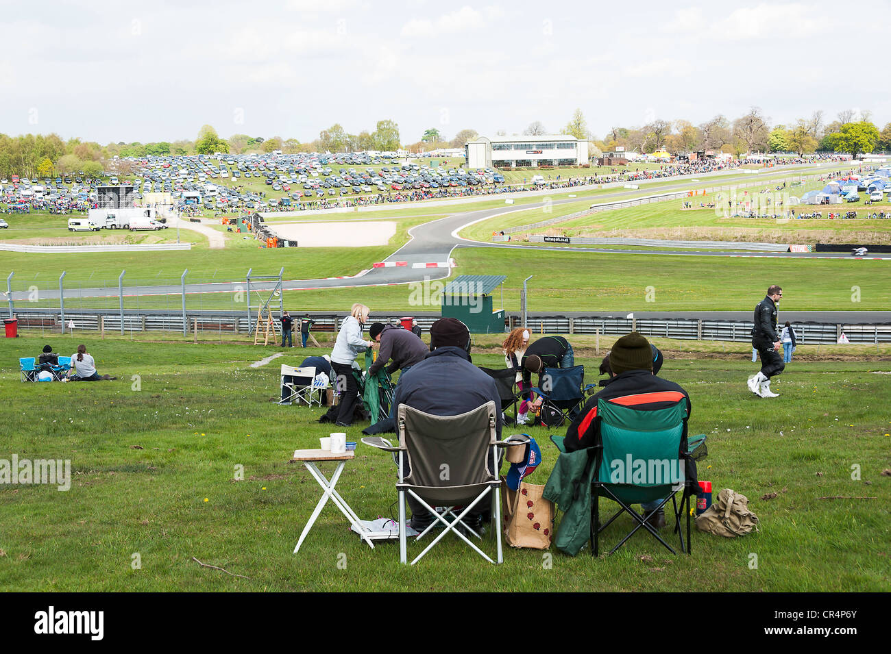 Les spectateurs assis sur des chaises et table de pique-nique en regardant la Superbike BSB à Oulton Park Motor Racing Circuit Cheshire Banque D'Images