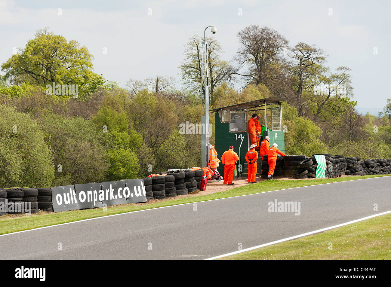 Marshals Service sur le British Superbikes Réunion à Oulton Park Motor Racing Circuit Cheshire England Royaume-Uni UK Banque D'Images