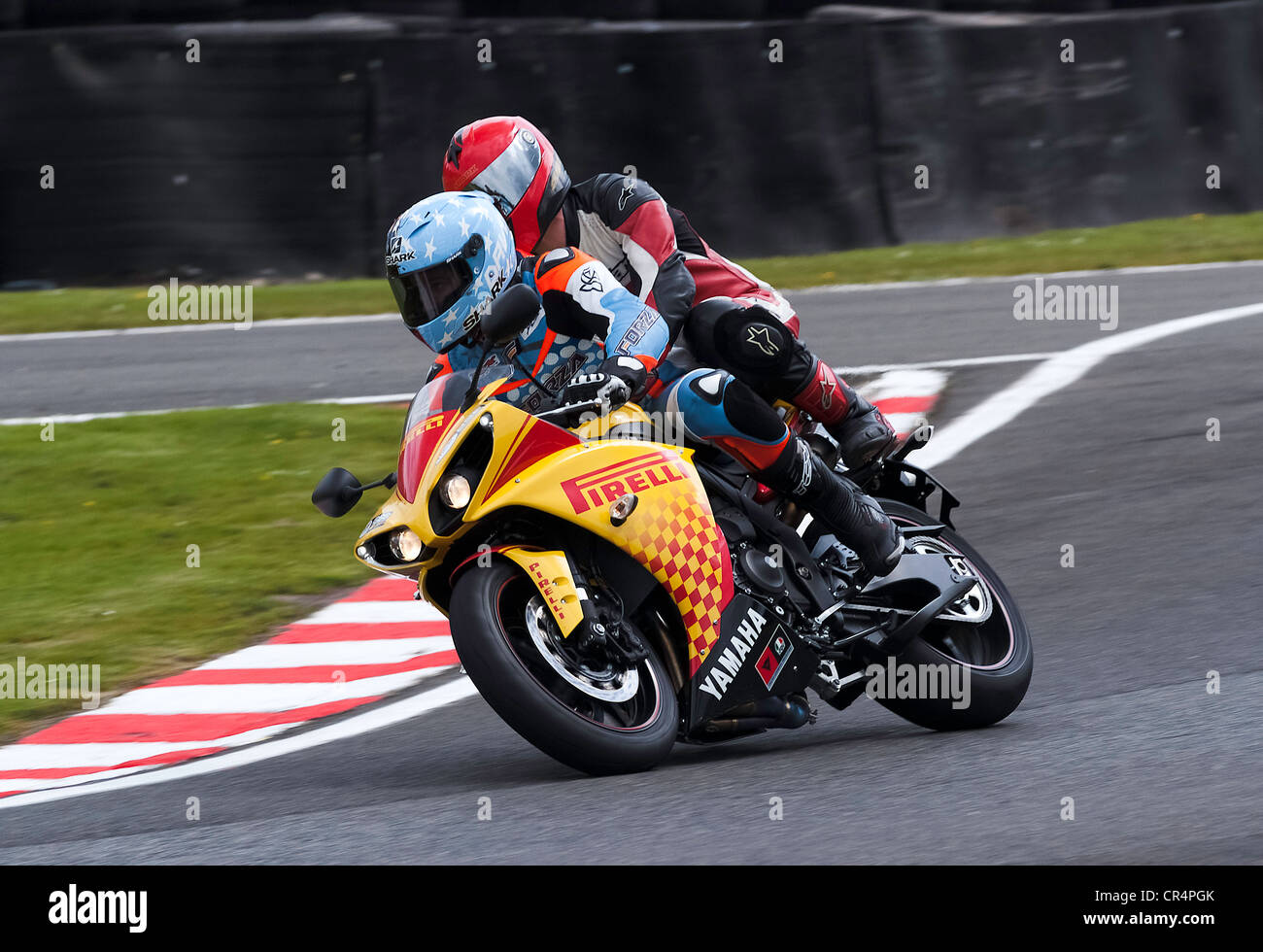 Pirelli Moto parrainé avec Rider et leurs donner voie Démonstration à Oulton Park Motor Racing Circuit Cheshire UK Banque D'Images