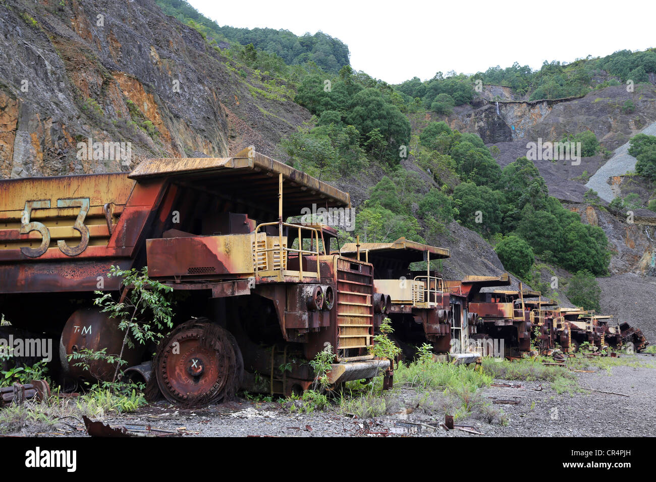 Camions dans la mine de cuivre de Panguna, fermé en 1989 en raison d'un sabotage par l'Armée révolutionnaire de Bougainville. La Papouasie-Nouvelle-Guinée Banque D'Images