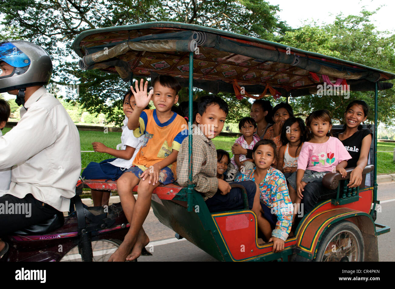 Les enfants khmers surchargé en tuk-tuk ou remork, transport cambodgien, des temples d'Angkor, la province de Siem Reap, Cambodge. crédit : Kraig Lieb Banque D'Images