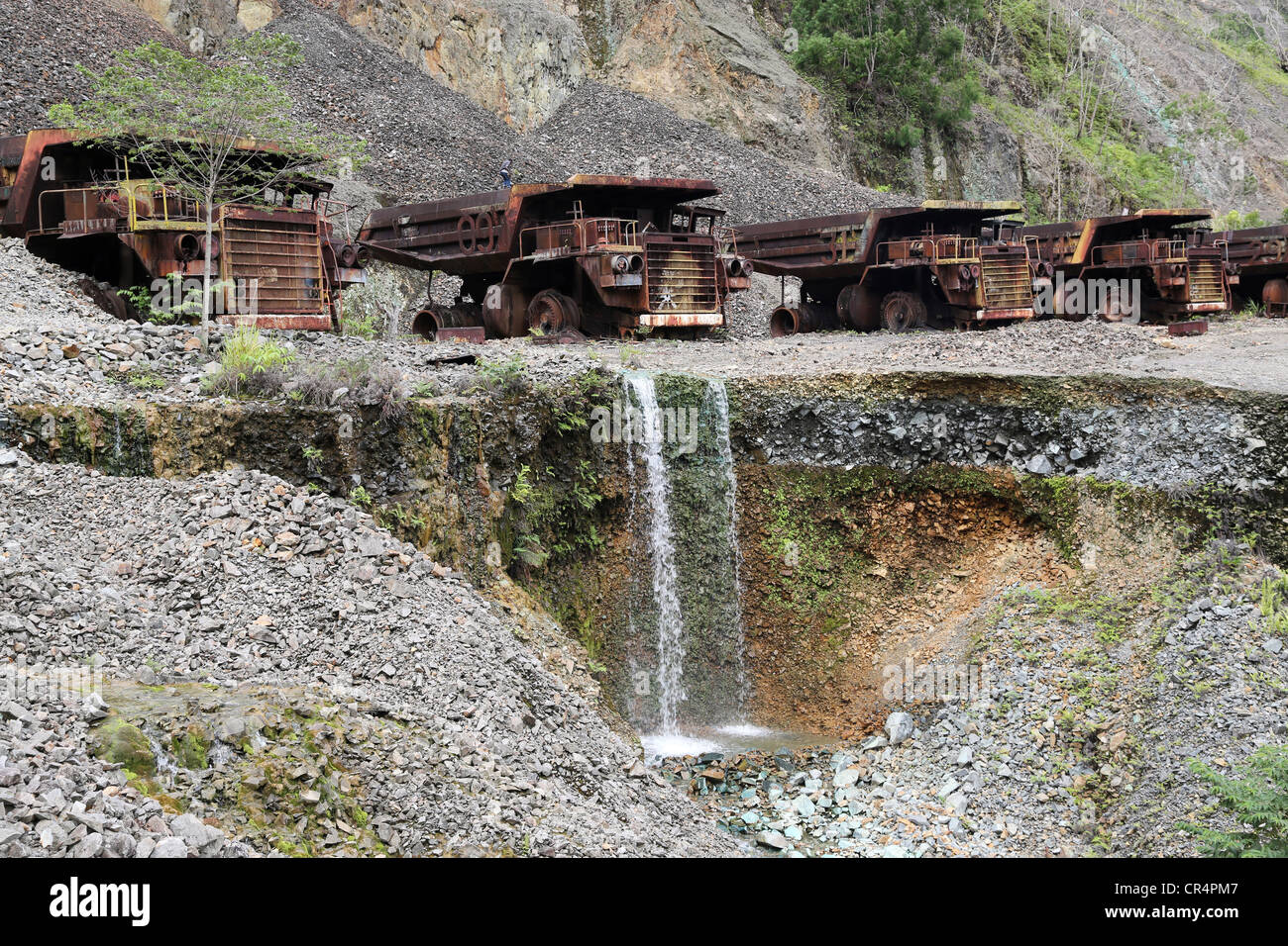Camions dans la mine de cuivre de Panguna, fermé en 1989 en raison d'un sabotage par l'Armée révolutionnaire de Bougainville. La Papouasie-Nouvelle-Guinée Banque D'Images