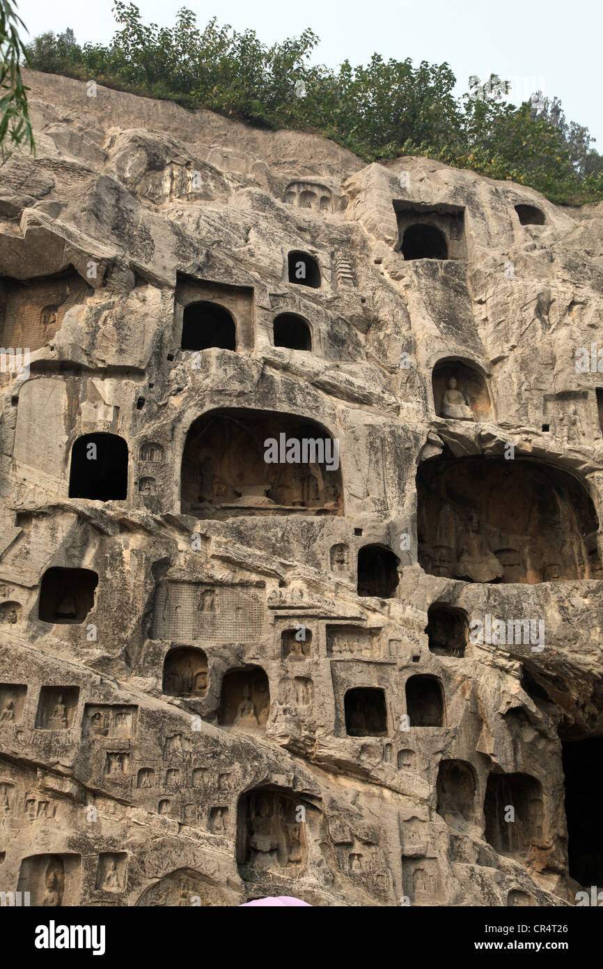 C'est une photo d'une statue créée dans la roche d'une vallée en Chine : Grottes de Longmen. Les Grottes de Longmen sont dans la province de Henan Banque D'Images