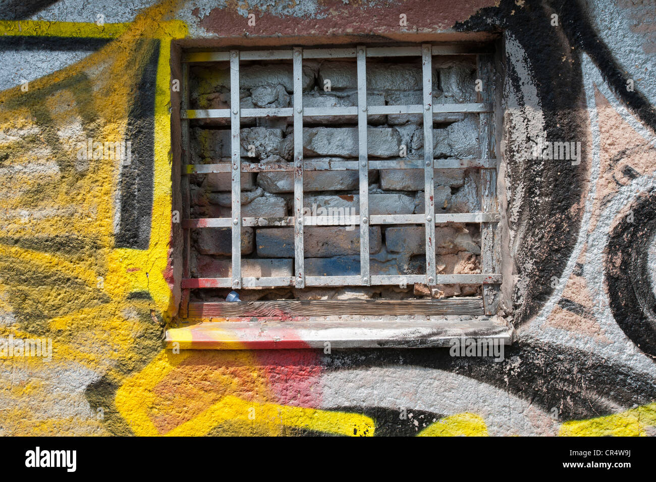 Bâtiment délabré avec des barreaux aux fenêtres et des graffitis, Devin Castle, Bratislava, Slovaquie, Europe Banque D'Images