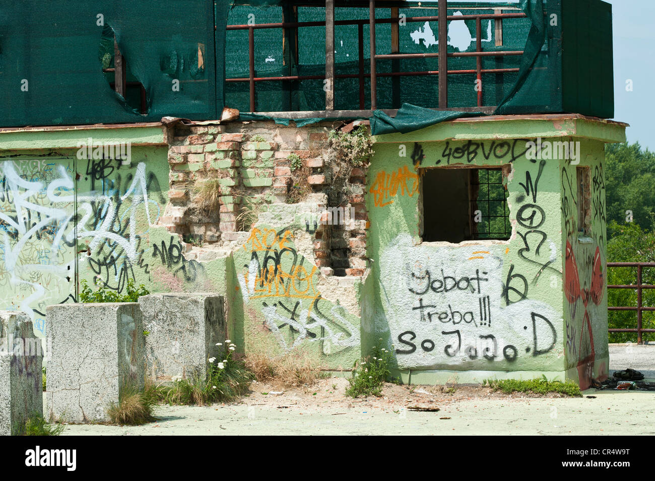 Bâtiment délabré avec graffiti, Devin Castle, Bratislava, Slovaquie, Europe Banque D'Images