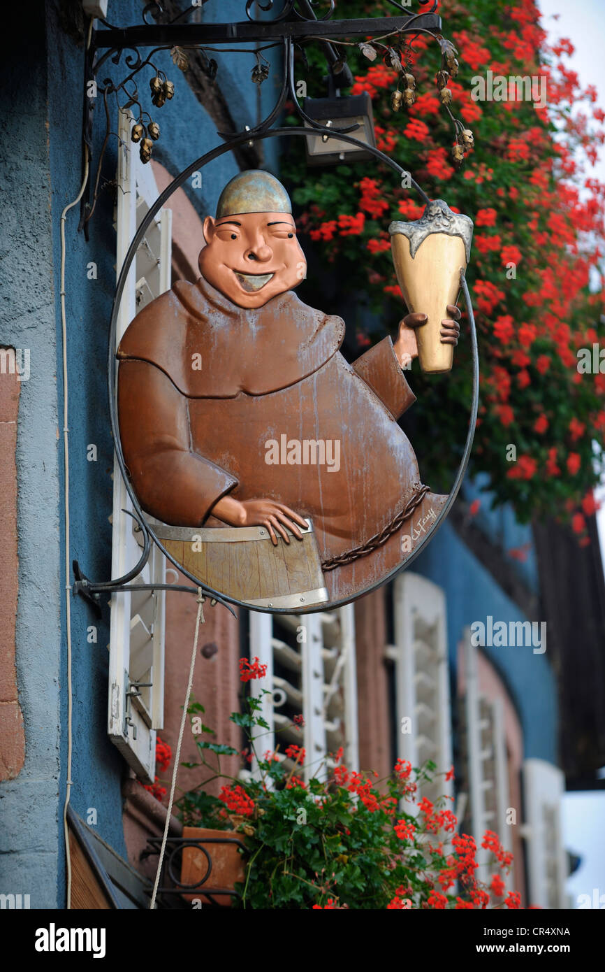 France, Alsace, Ribeauvillé, Alsace Wine Route, signe pour un restaurant. Banque D'Images France, Alsace, Ribeauvillé, Alsace Wine Route, signe pour un restaurant. Banque D'Images
