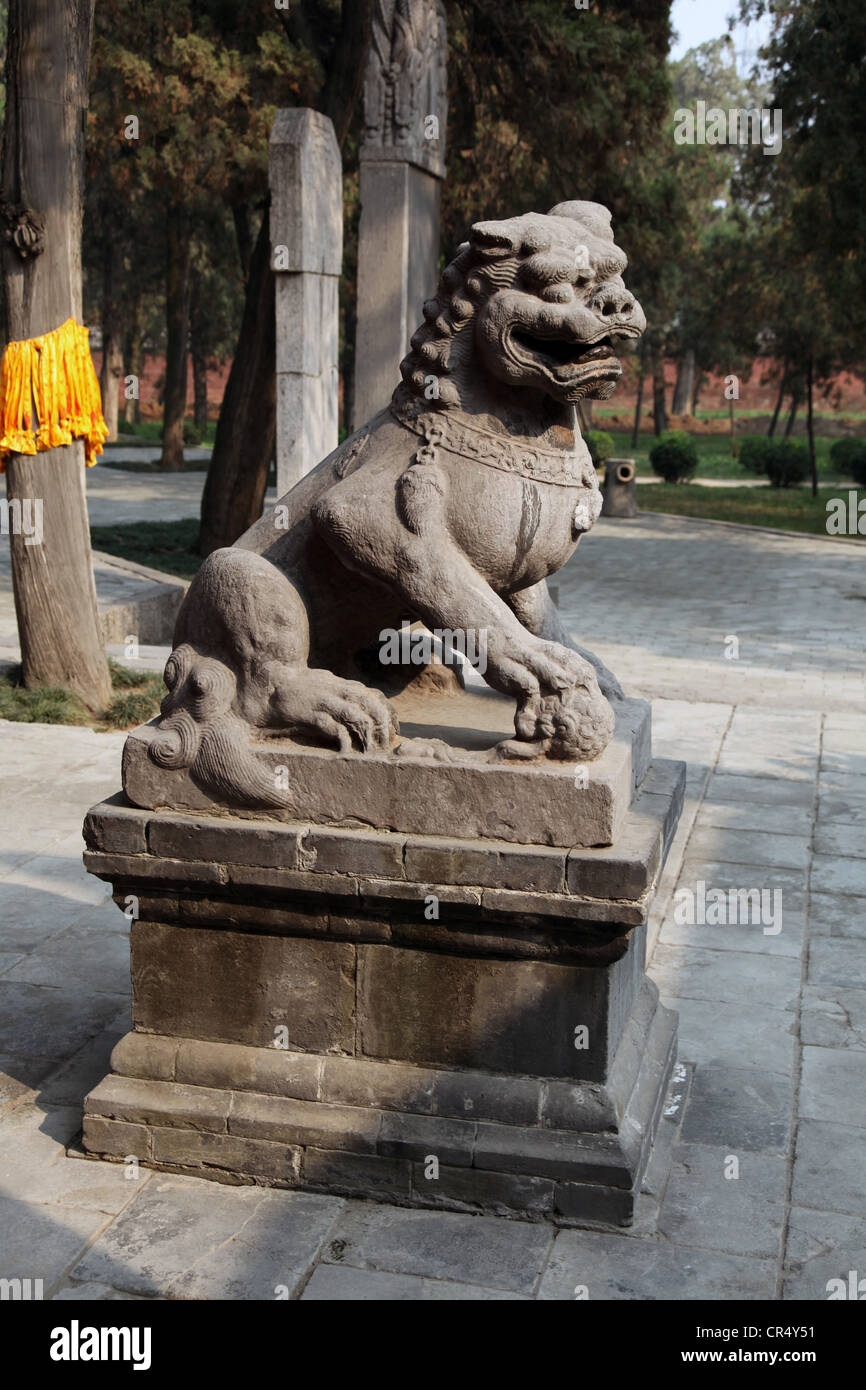 C'est une photo d'un lion OU tigre statue à l'entrée d'un temple en bancs  en Chine. C'est une sculpture symbolique pour la protection Photo Stock -  Alamy