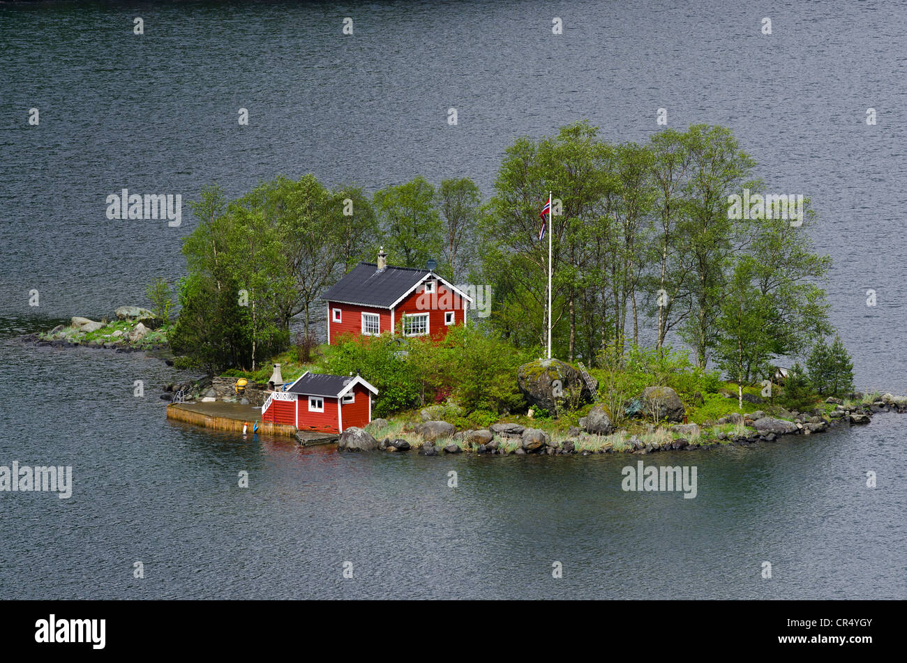 L'île à distance avec un red cottage dans Lovrafjord, Norway, Scandinavia, Europe Banque D'Images