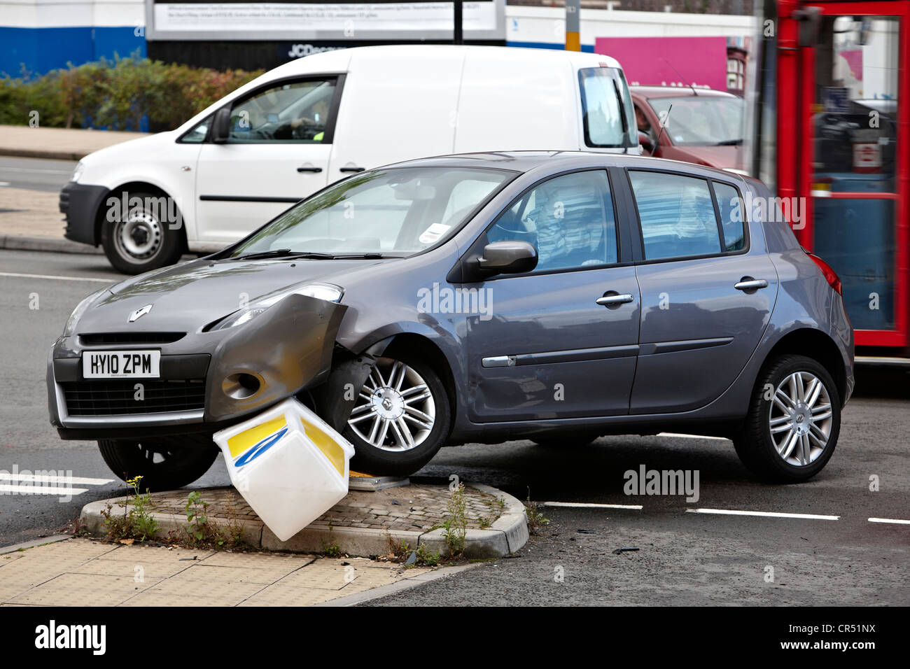 Une voiture en photo peu après un accident de voiture où il a frappé une autre voiture, la voiture serait fixé par une réclamation d'assurance. Banque D'Images