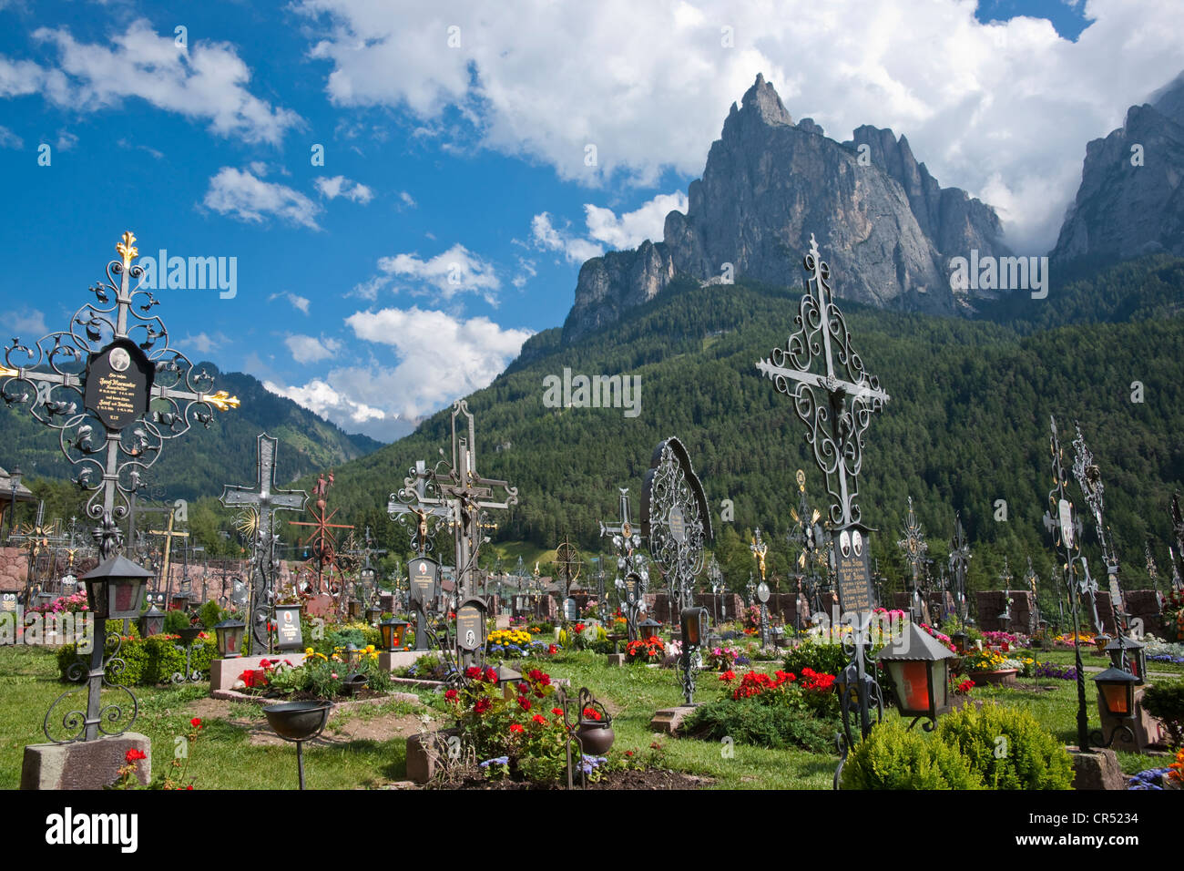 Cimetière de seis avec Mt. Sciliar au dos, Dolomites, Tyrol du Sud, Italie, Europe Banque D'Images