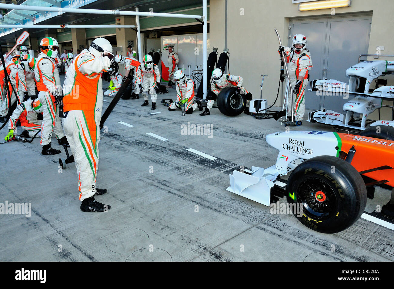 L'équipe Force India de techniciens test d'un changement de pneus dans la voie des stands du circuit Yas Marina sur l'île de Yas, au cours de la Grand Banque D'Images
