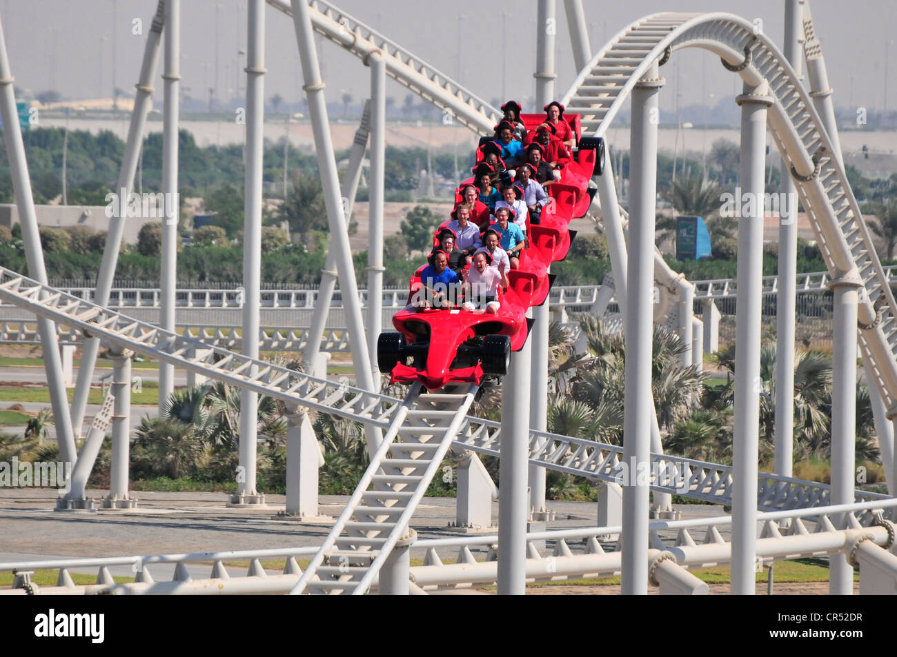 La montagne russe la plus rapide au monde à 240 mph, Ferrari World sur Yas  Island, Abu Dhabi, Emirats arabes unis, Arabie, d'Asie Photo Stock - Alamy