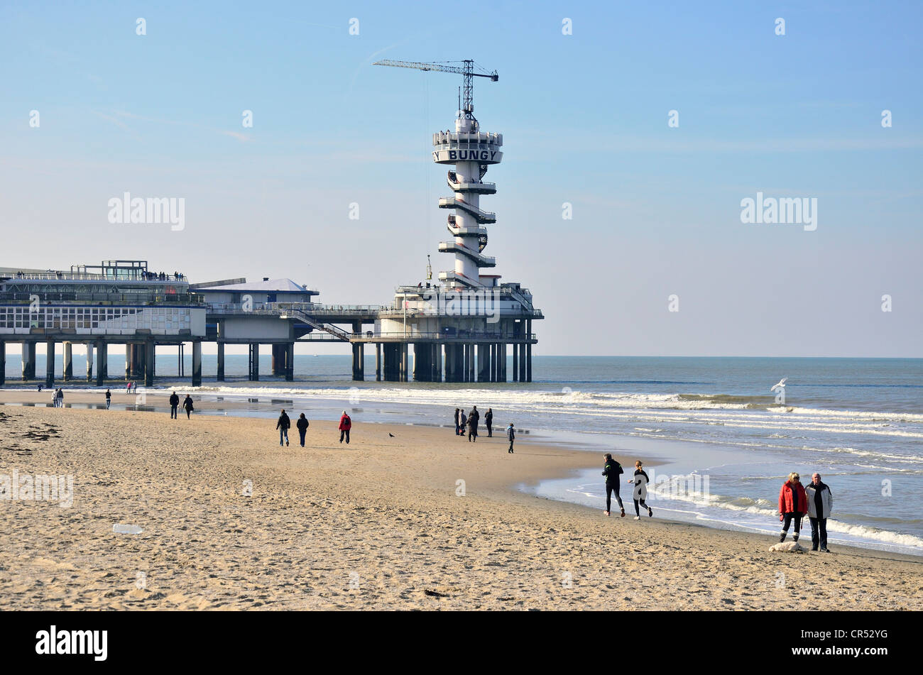 Pier avec un saut d'une tour sur une plage de la mer du Nord, les marcheurs, Scheveningen, Hollande, Pays-Bas, Europe Banque D'Images
