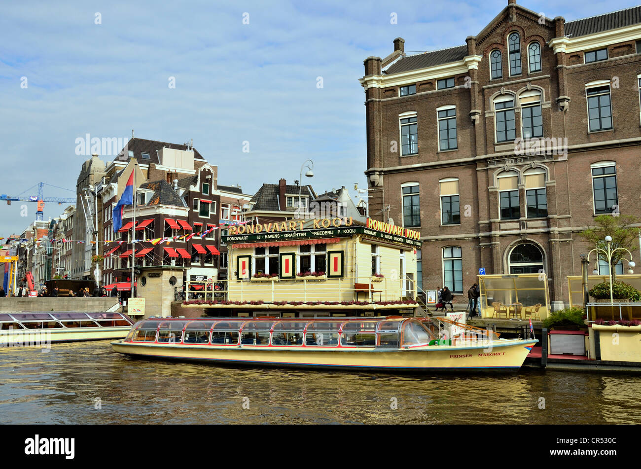 Bateau d'excursion sur la rivière Amstel, Oude Turfmarkt, Amsterdam, Hollande, Pays-Bas, Europe Banque D'Images