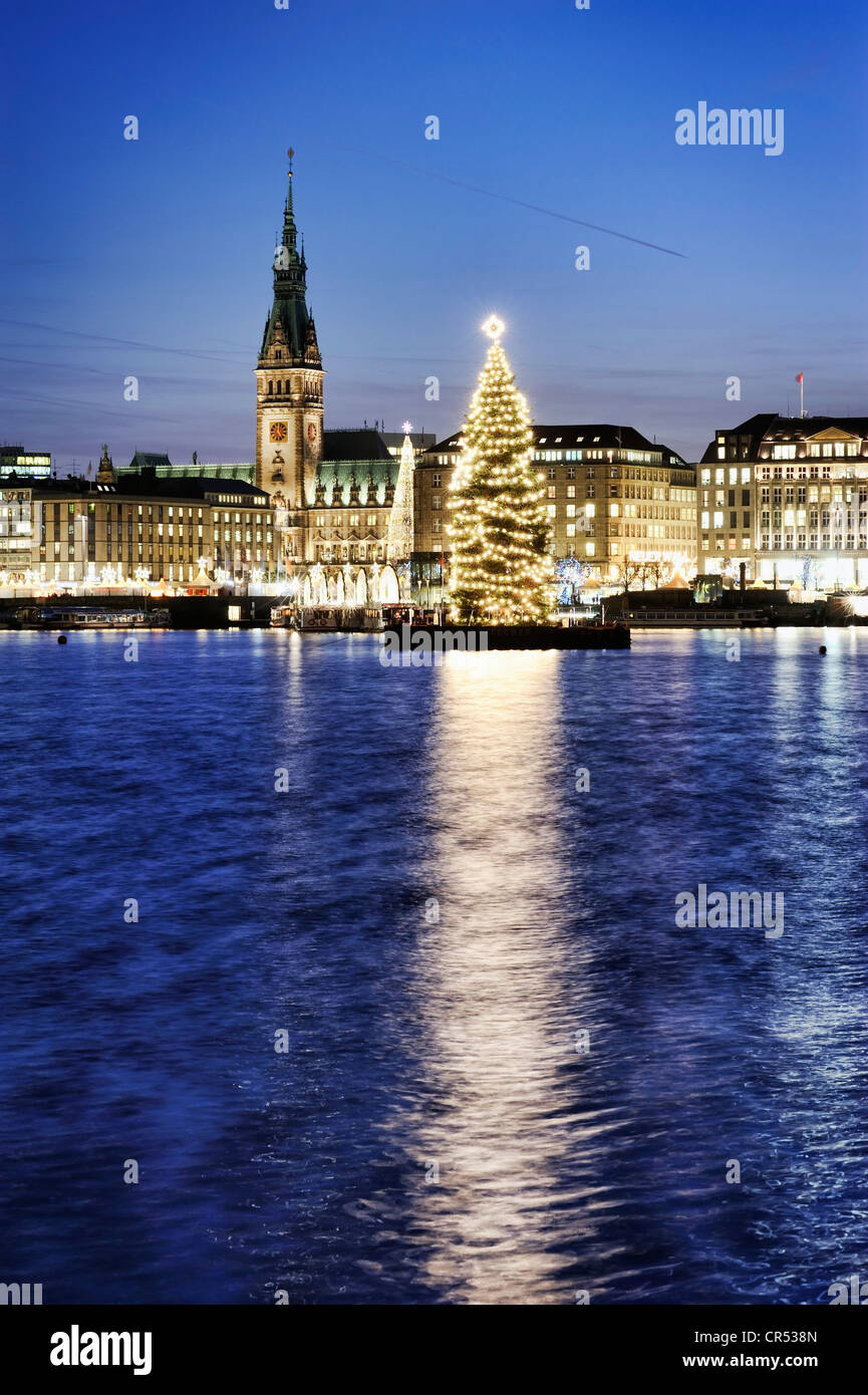 Ou Binnenalster lac Inner Alster au moment de Noël avec sapin Alster et l'hôtel de ville, Hambourg, Allemagne, Europe Banque D'Images