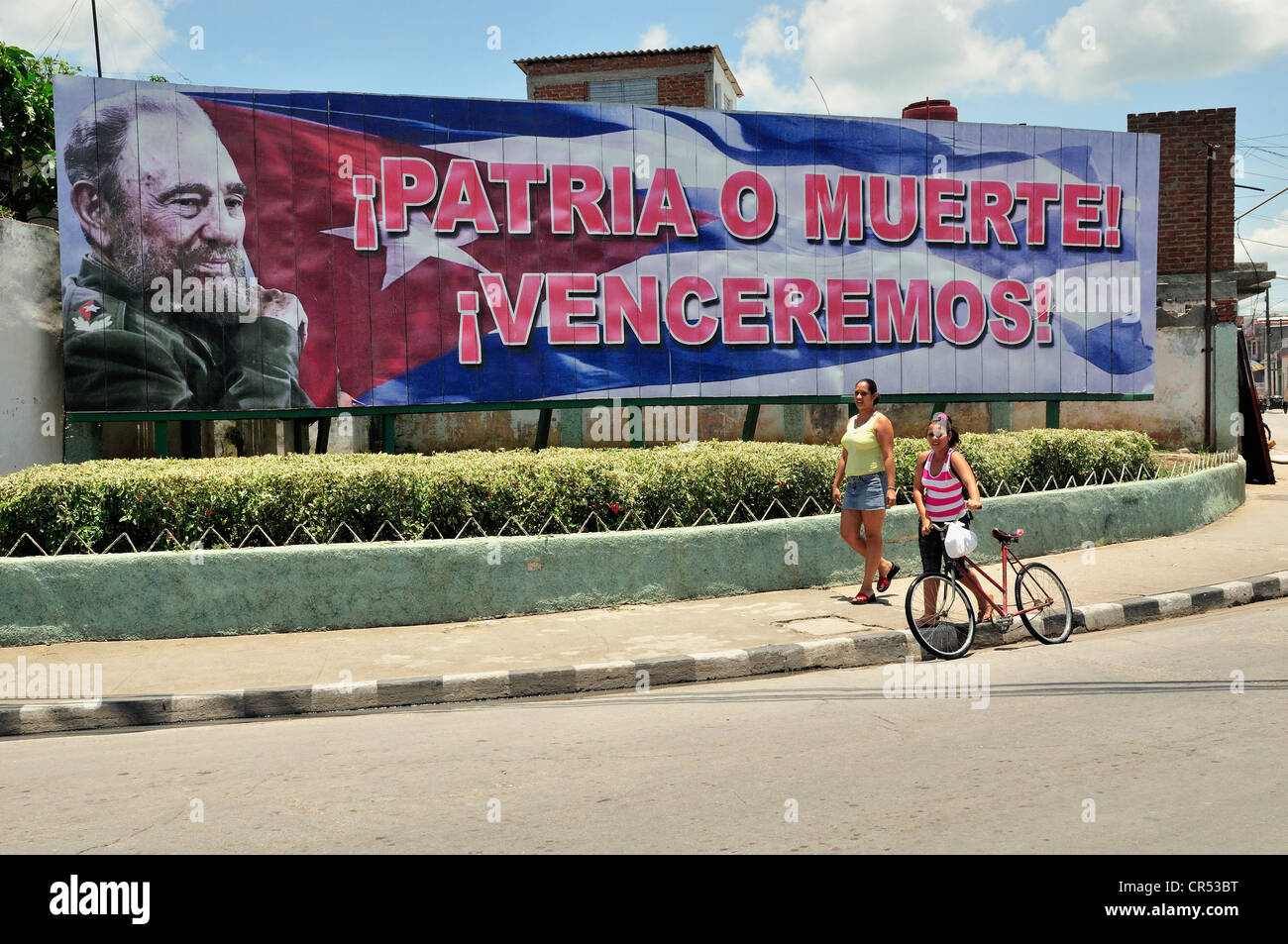 Inscrivez-vous à la propagande révolutionnaire, Patria o muerte, la patrie ou la mort, dans le centre historique de la ville de Bayamo, Cuba, Caraïbes Banque D'Images