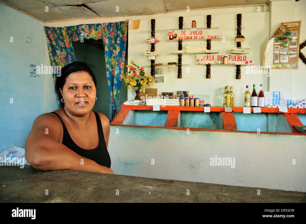 Vendeuse dans une cave, un magasin du gouvernement qui commerce alimentaires pour des coupons de rationnement, Baracoa, Cuba, Caraïbes Banque D'Images