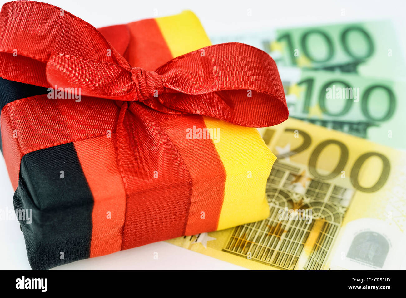 Enveloppé dans le présent les couleurs nationales allemande, les billets en euros, image symbolique pour les réductions d'impôt, cadeau fiscal Banque D'Images