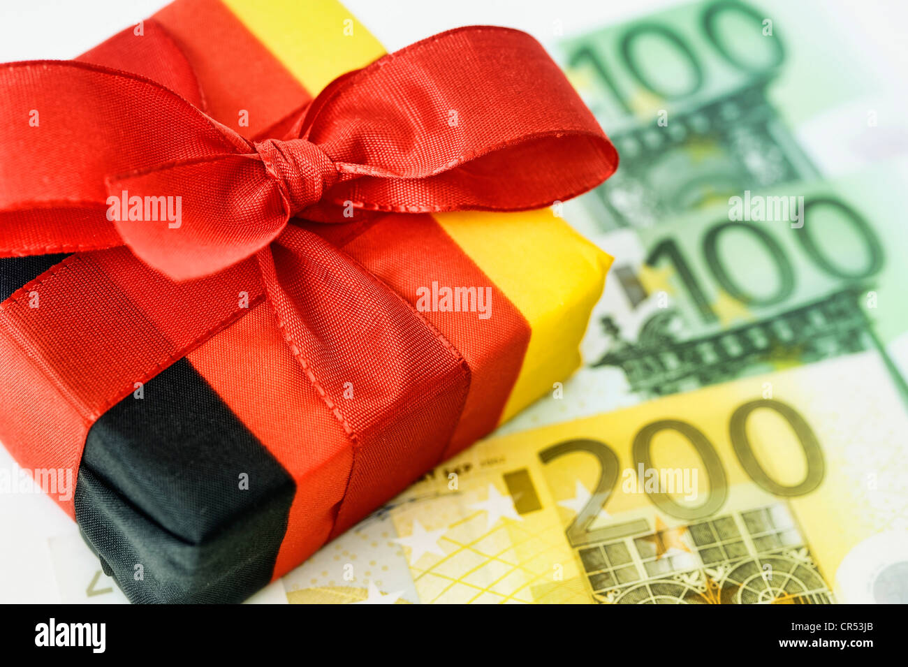 Enveloppé dans le présent les couleurs nationales allemande, les billets en euros, image symbolique pour les réductions d'impôt, cadeau fiscal Banque D'Images