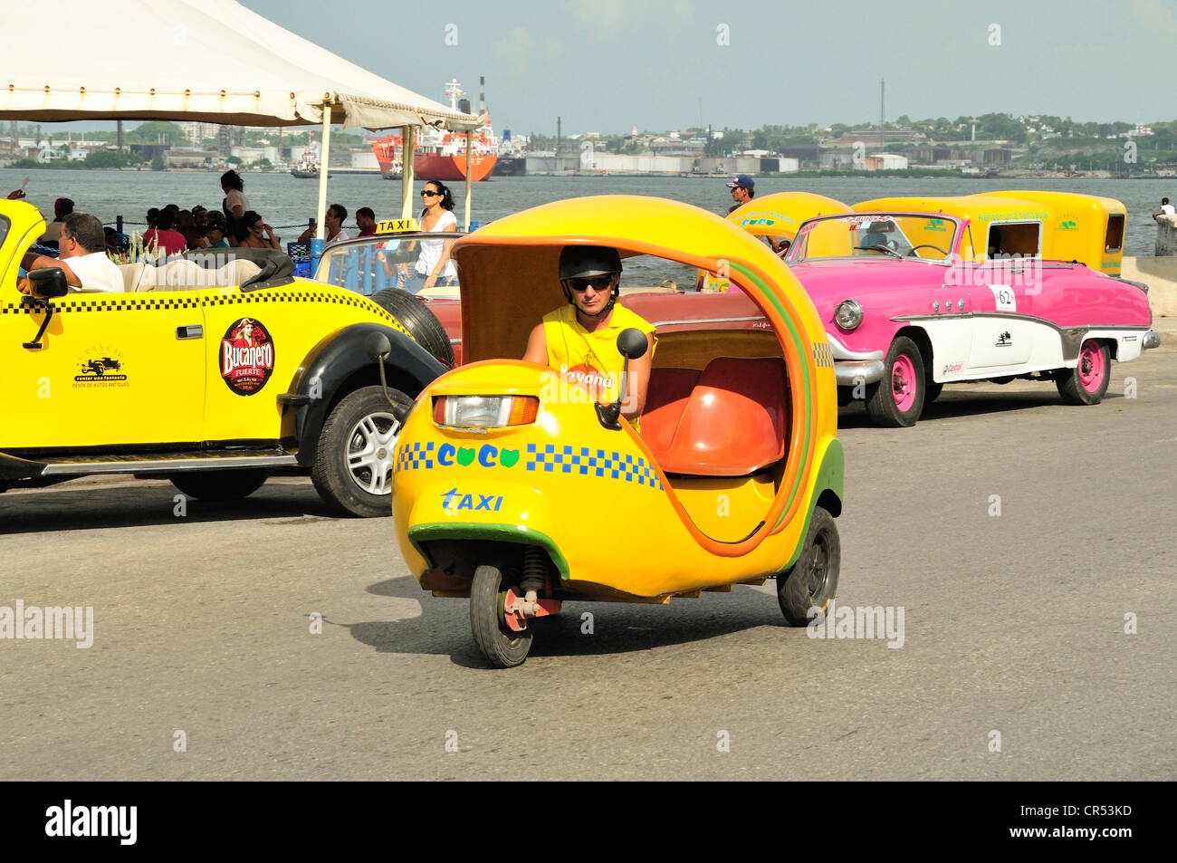 Coco-taxi dans la vieille ville Habana Vieja, La Havane, Cuba, Caraïbes Banque D'Images