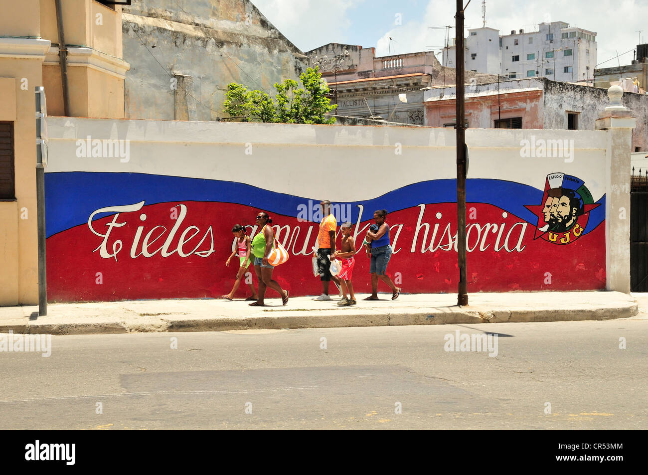 Les habitants devant un mur peinture 'Fieles a nuestra historia" ou "Fidèles à notre histoire", Habana Vieja, La Havane, Cuba Banque D'Images