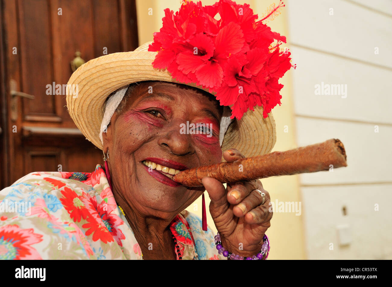 Femme avec un cigare cubain dans la Vieille Havane, Habana Vieja, La Havane, Cuba, Caraïbes Banque D'Images