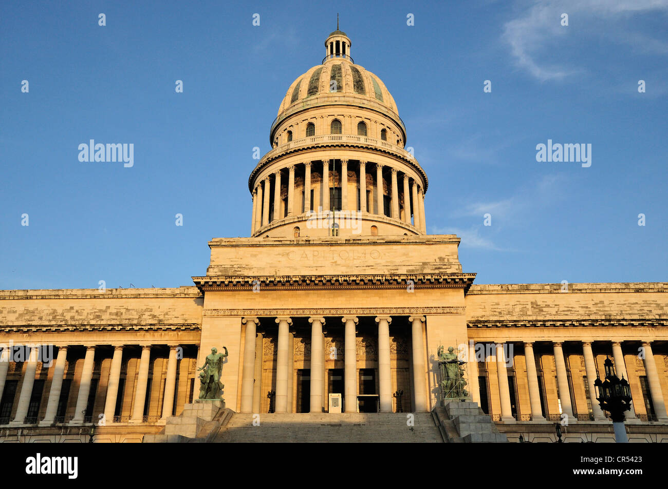 El Capitolio ou National Capitol Building, accueil de l'Académie des Sciences de Cuba, à l'aube, La Havane, Cuba, Caraïbes Banque D'Images