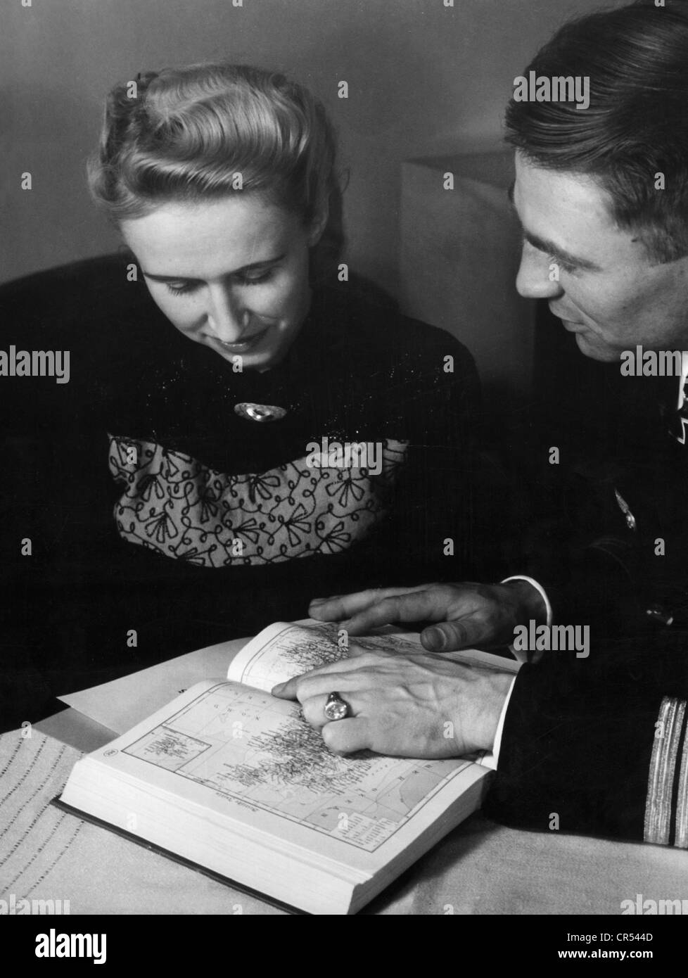 Prien, Guenther, 16.1.1908 - 7.3.1941, officier de marine allemand, commandant du sous-marin U-47, montrant à sa femme Ingeborg la voie qu'il a empruntée pour attaquer la base navale britannique de Scapaa Flow, Kiel, Allemagne, fin 1939, Banque D'Images
