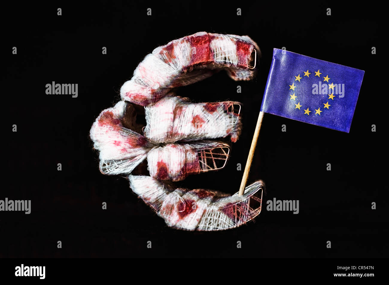 Gravement blessé symbole euro enveloppé dans des bandages avec un drapeau de l'UE, l'image symbolique de la crise de l'euro Banque D'Images