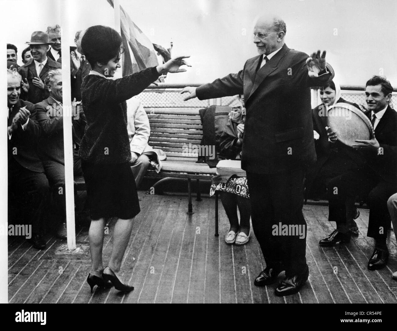 Ulbricht, Walter, 30.6.1893 - 1.8.1973, politicien allemand (SED), Président du Conseil d'Etat de la République démocratique allemande 12.9.1960 - 1.8.1973, visite d'Etat en Union soviétique, dansant avec Elmira Rahimova sur bord de MS 'Tadzhikistan', Mer Caspienne, octobre 1965, , Banque D'Images