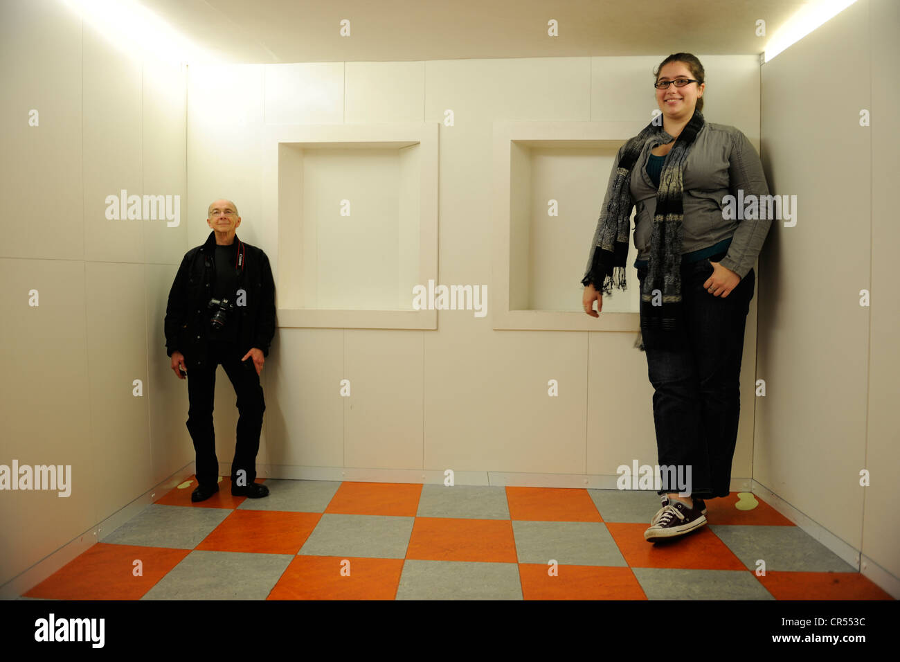 Illusion d'optique au musée Camera Obscura à Édimbourg, en Écosse. PHOTO DEUX DE DEUX DANS UNE SÉRIE. Les modèles sont de la même hauteur. Banque D'Images