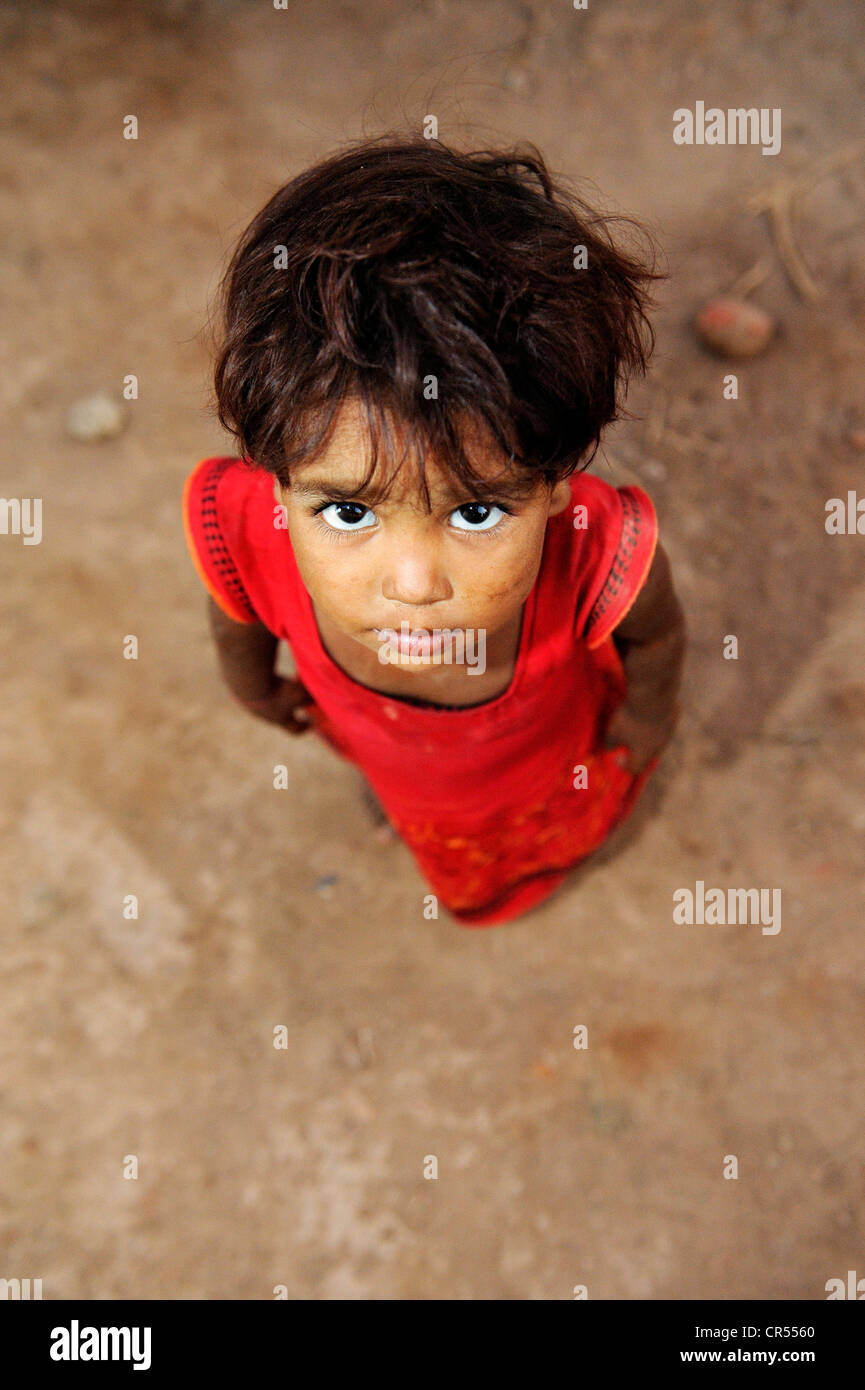 Christian fille qui vit et travaille avec sa famille dans le cadre de la pratique de l'esclavage de la servitude pour dettes dans une briqueterie, Lahore Banque D'Images