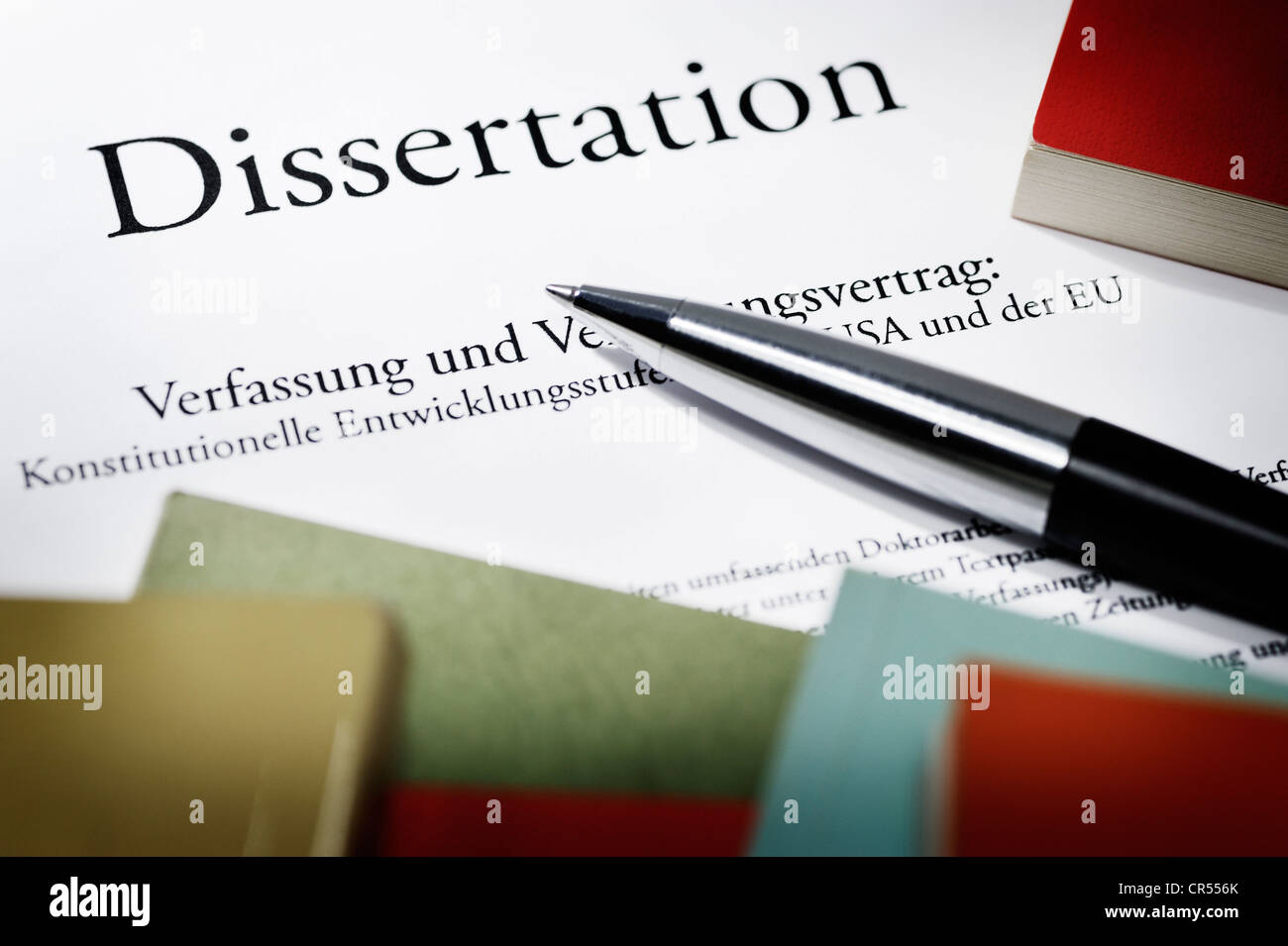 Dissertation avec un stylo et livres, image symbolique pour le plagiat de thèse Banque D'Images Dissertation avec un stylo et livres, image symbolique pour le plagiat de thèse Banque D'Images