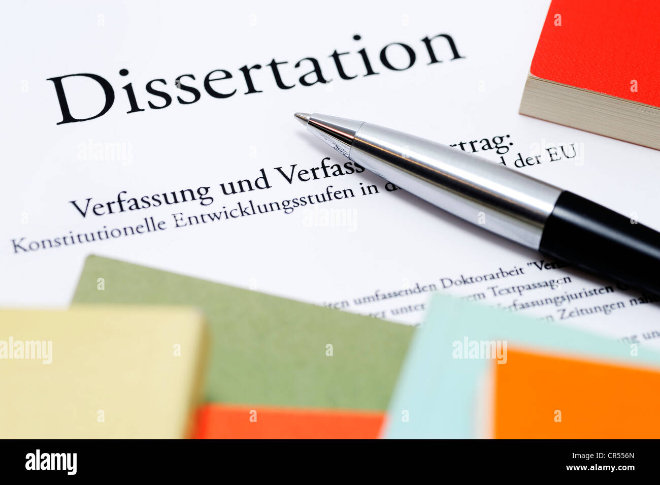 Dissertation avec un stylo et livres, image symbolique pour le plagiat de thèse Banque D'Images Dissertation avec un stylo et livres, image symbolique pour le plagiat de thèse Banque D'Images