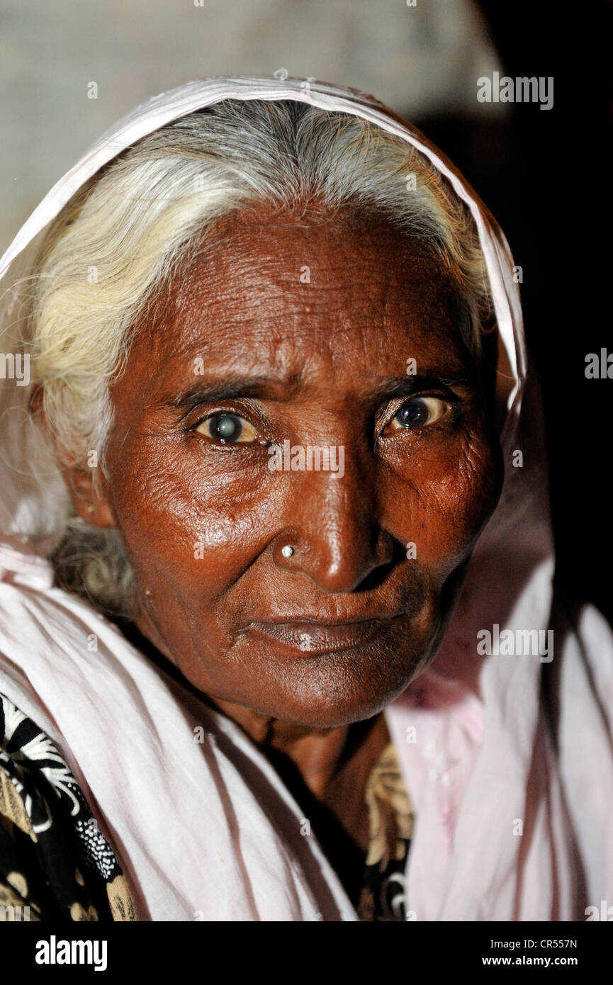 Portrait d'une femme âgée souffrant de cataractes, Lahore, Punjab, Pakistan, Asie Banque D'Images