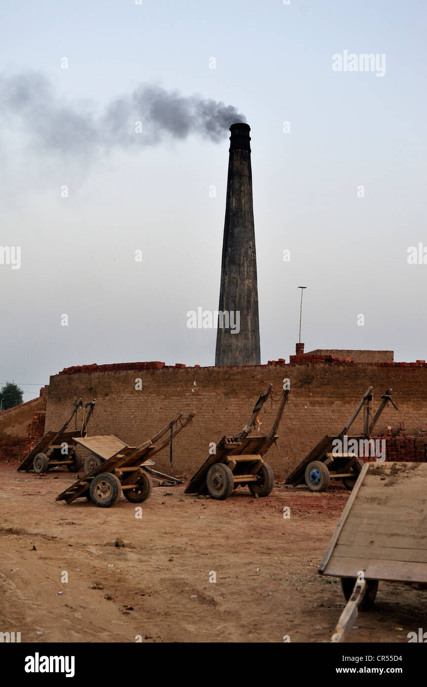 Four et fumeurs cheminée d'une usine de briques, Christian règlement des Youhanabad II, Lahore, Punjab, Pakistan, Asie Banque D'Images