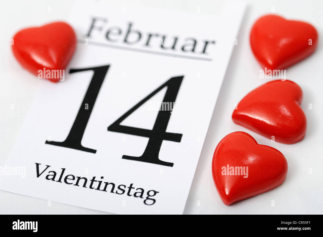 Feuille de calendrier pour la Saint-Valentin le 14 février avec coeur rouge  Photo Stock - Alamy