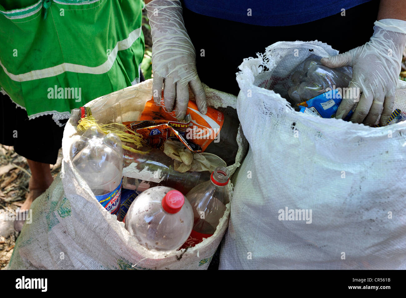 Des sacs poubelle pleine de détritus recueillies par des femmes dans une opération de nettoyage organisée par la Croix-Rouge suisse, les ordures s'étalait Banque D'Images