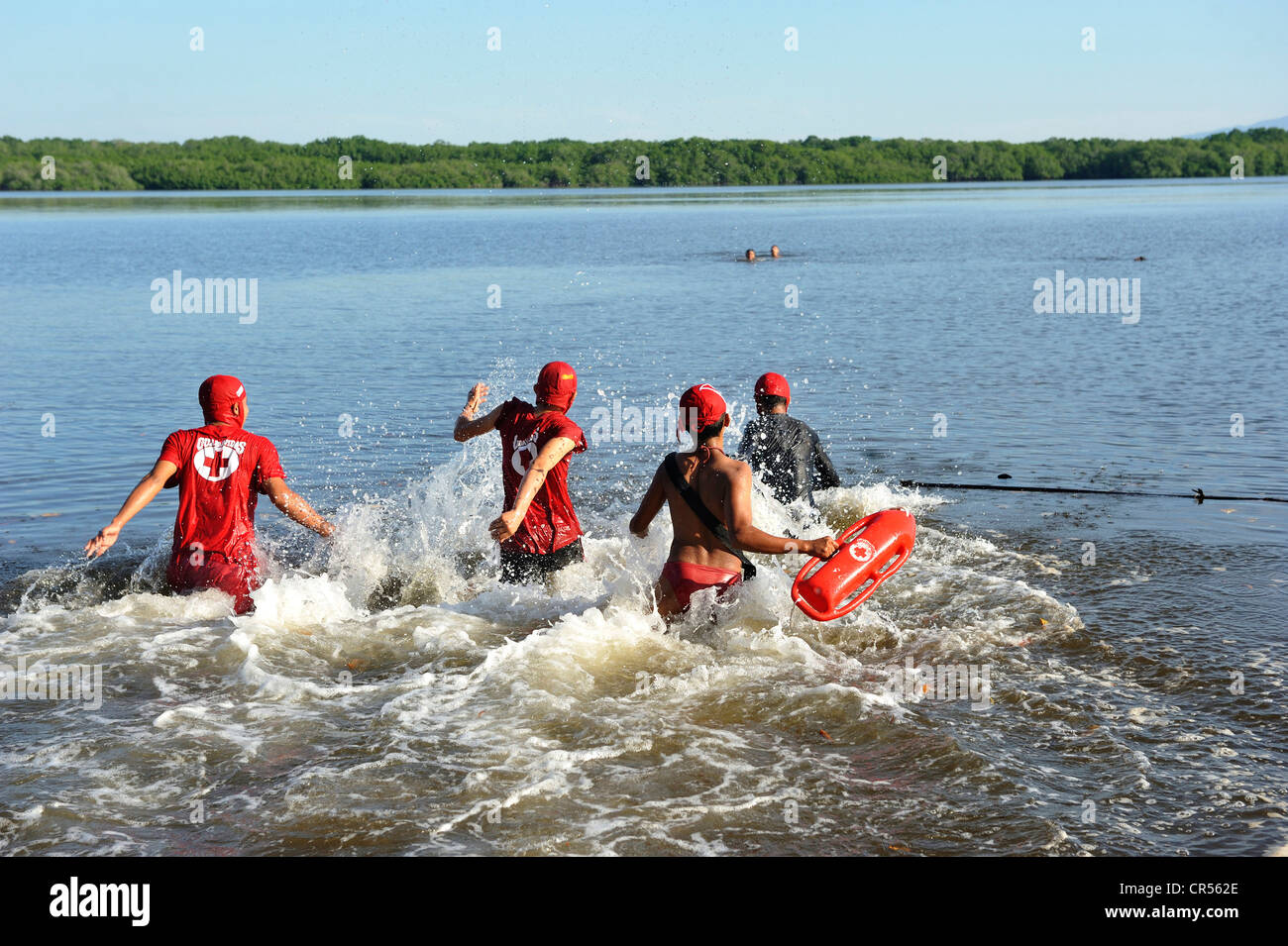 Les sauveteurs de la Croix-Rouge s'exercer dans la Bahia de Jiquilisco Bay, El Salvador est le pays le plus vulnérable aux catastrophes naturelles Banque D'Images