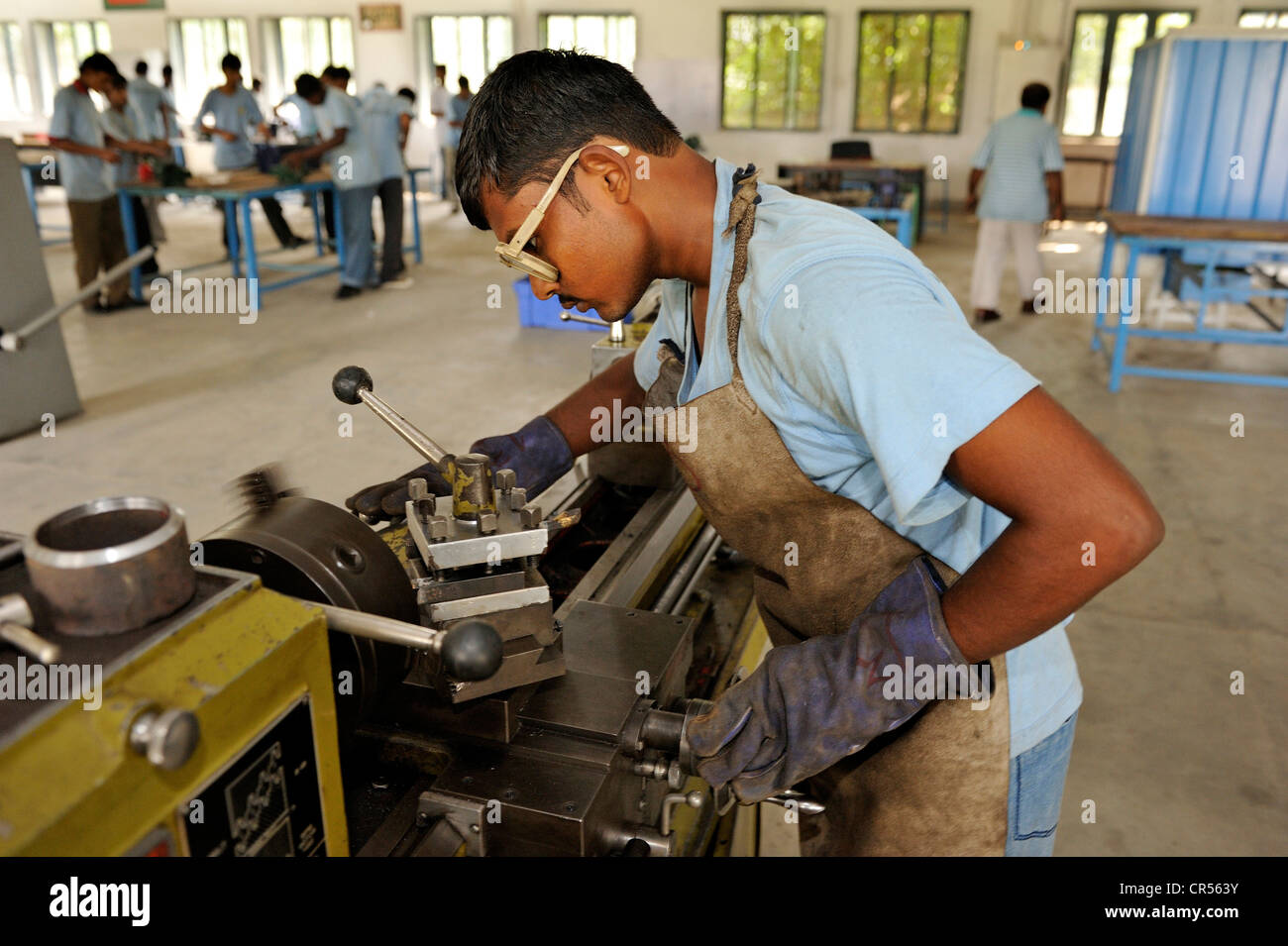 La formation professionnelle comme un métallier, professionnel ou étudiant dans un linge, Youhanabad, Lahore, Punjab, Pakistan, Asie Banque D'Images